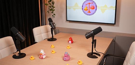 Estúdio Artêmia em São Paulo com cenário personalizado do DCI Cast, equipado para gravação profissional de podcast