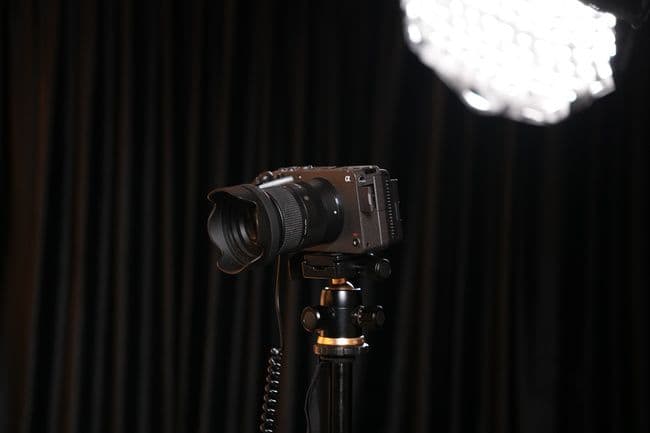 Câmera para gravação de vídeo profissional em estúdio de podcast com iluminação de alta qualidade