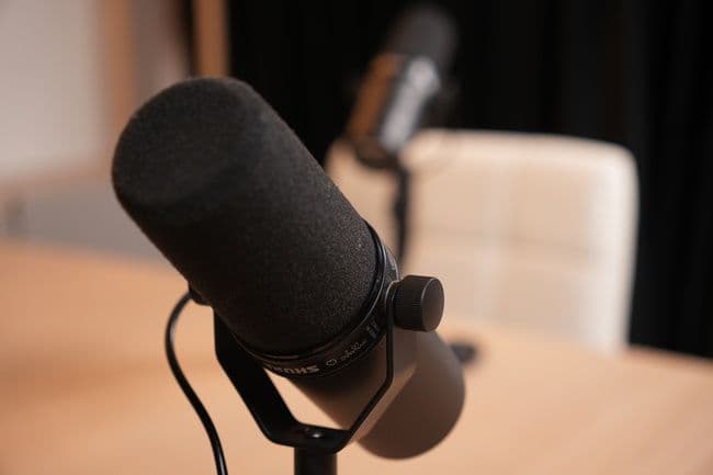 Microfone Shure em estúdio de podcast com estrutura de áudio profissional da Artêmia