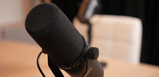 Microfone Shure em estúdio de podcast com estrutura de áudio profissional da Artêmia