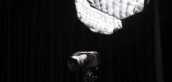 Câmera para gravação de vídeo profissional em estúdio de podcast com iluminação de alta qualidade