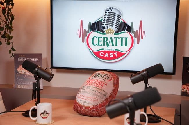 Gravação do Ceratti Cast em estúdio profissional da Artêmia com microfones e cenário completo