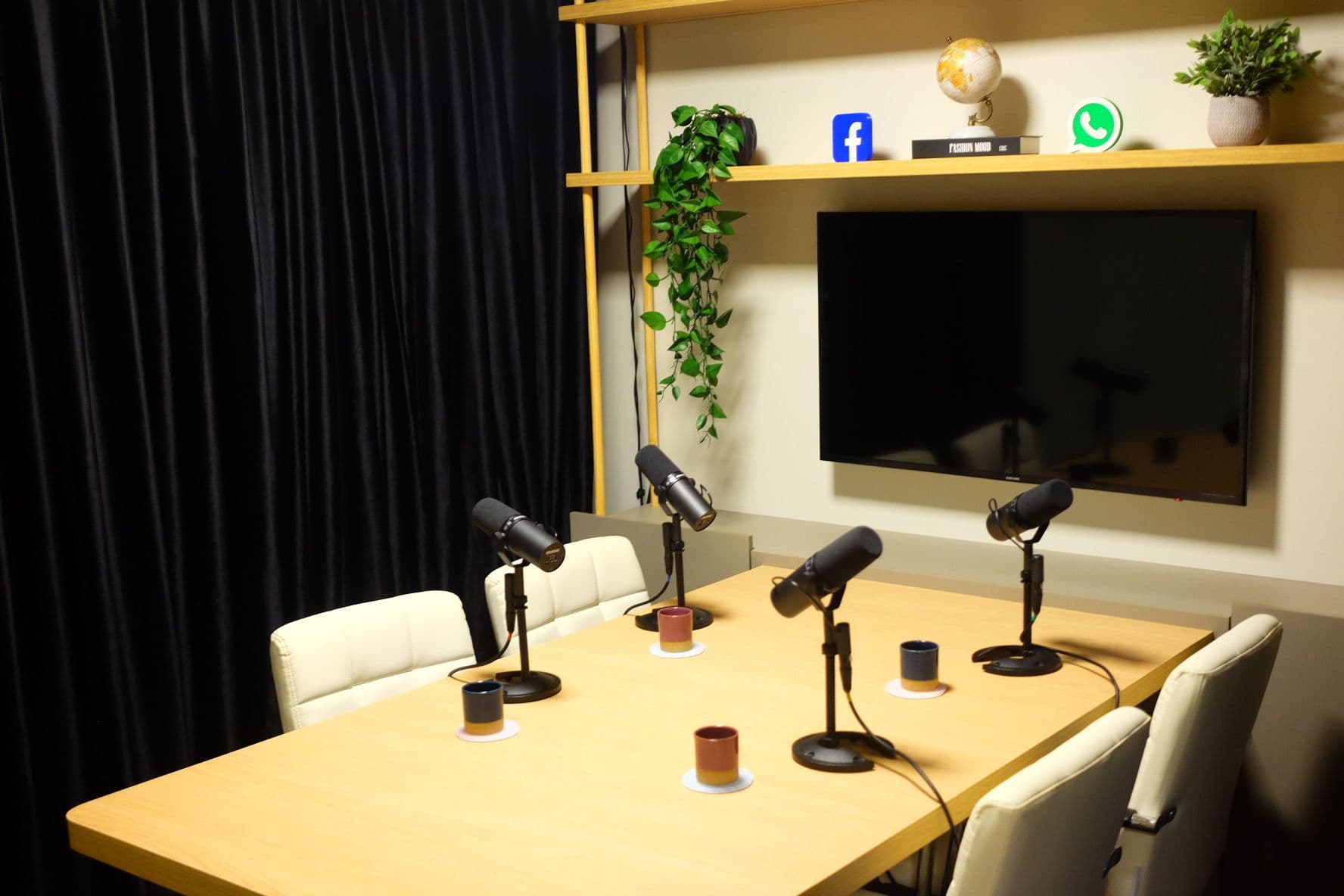 Mesa do podcast Artêmia