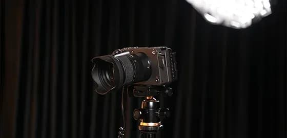 Câmera para gravação de vídeo profissional em estúdio de podcast com iluminação de alta qualidade