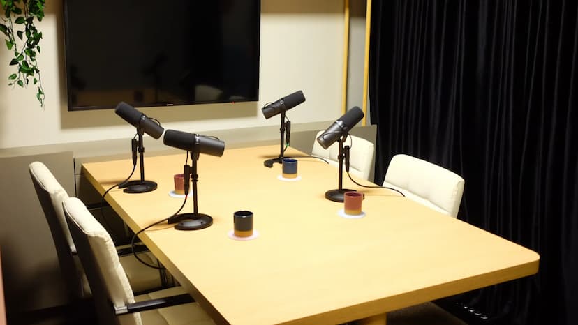 Estúdio de podcast profissional da Artêmia com mesa de gravação e microfones para produção de conteúdo