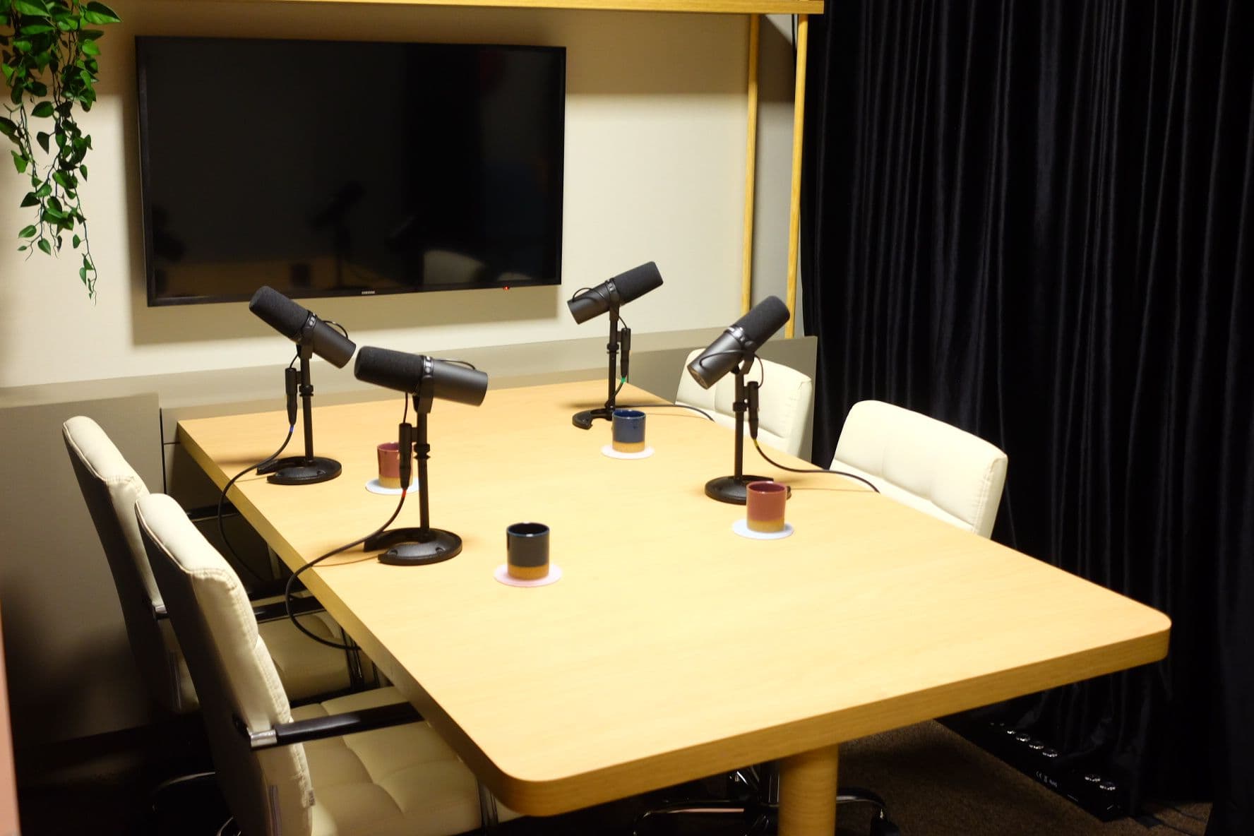 Mesa do Estúdio Podcast Artêmia com Microfones