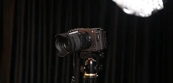 Câmera para gravação de vídeo profissional em estúdio de podcast com iluminação de alta qualidade