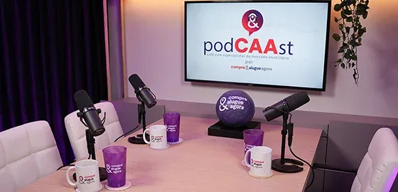 Estúdio Artêmia em São Paulo com cenário personalizado do PodCAAst, equipado para gravação profissional de podcast