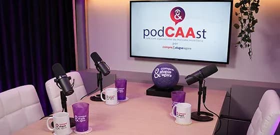Estúdio Artêmia em São Paulo com cenário personalizado do PodCAAst, equipado para gravação profissional de podcast