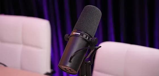 Microfone Shure em estúdio de podcast com estrutura de áudio profissional da Artêmia